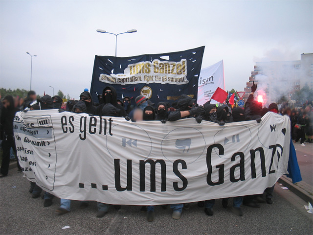 ... ums Ganze Block auf der Anti-G8 Demo am 2.6. in Rostock. Foto: AJAK